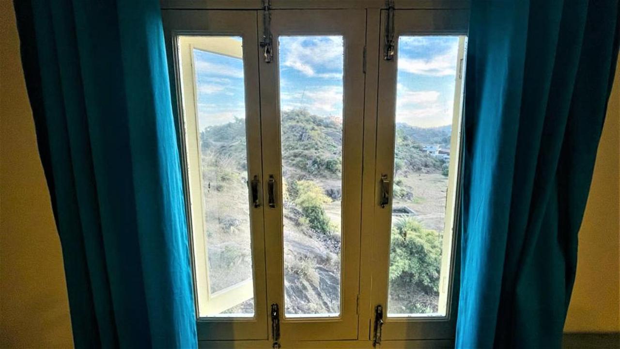 Shikhar Bunglow - A Stunning Valley View Bungalow In Mount Abu Bed and Breakfast Eksteriør billede