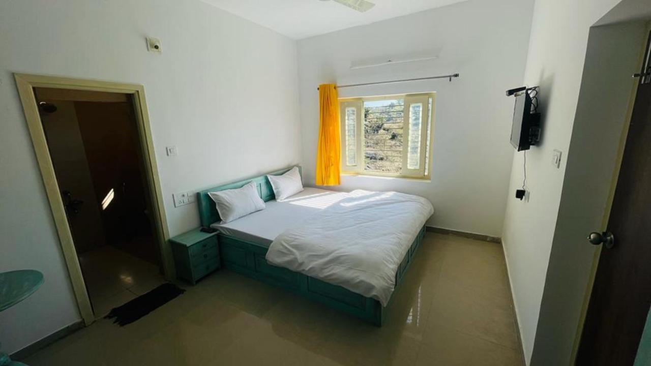 Shikhar Bunglow - A Stunning Valley View Bungalow In Mount Abu Bed and Breakfast Eksteriør billede