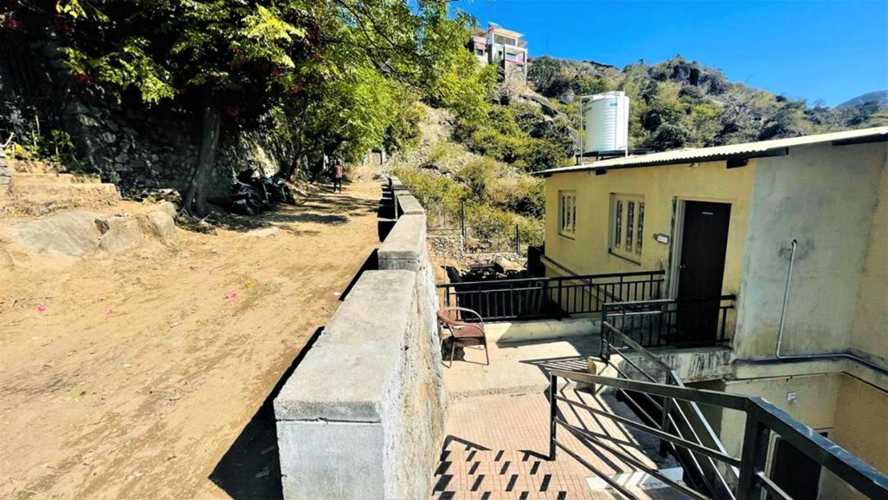 Shikhar Bunglow - A Stunning Valley View Bungalow In Mount Abu Bed and Breakfast Eksteriør billede
